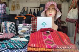 Pelaku UMKM tawarkan  kerajinan bahan sarung di Kejuaraan Jetski  2025