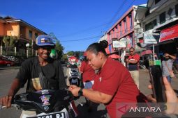 ANTARA Papua bagikan 150 Bendera Merah Putih di Kota Jayapura