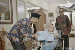 Gus Ipul antar langsung undangan Upacara 17 Agustus pada istri Gus Dur