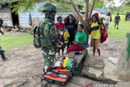 Satgas 521/DY bagi pakaian layak pakai perkuat semangat kebangsaan