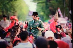 Puluhan ribu peserta mengikuti Kirab Karnaval HUT ke-80 RI di Makassar