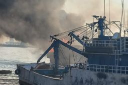 Sabtu pagi, sebuah kapal terbakar di Jakarta Utara