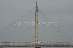 Pemasangan bendera Merah Putih di Jembatan Gentala Arasy