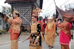 Parade baju adat Minangkabau tersaji di Minangkabau Memanggil Taragak Pulang