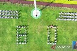 Paskibraka bentuk formasi "80" saat pengibaran bendera di Istana Merdeka, Jakarta