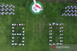 Paskibraka bentuk formasi 80 saat upacara penurunan bendera di Istana