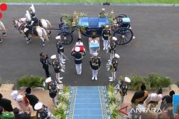 Kereta kencana "Garuda Prabayeksa" dan kirab bendera serta teks Proklamasi