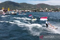 Parade bendera dari pembalap  Aquabike 2025 meriahkan HUT ke-80 RI