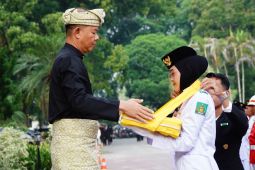 Sekda Langkat Amril serahkan bendera merah putih untuk dikibarkan paskibraka