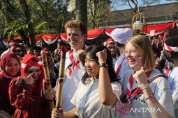 Puluhan mahasiswa asing UB ikut peringati HUT ke-80 RI