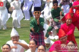 Bocah "Pacu Jalur" ajak peserta upacara peringatan HUT RI berjoget