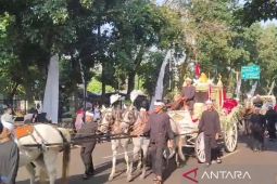 Dua kereta kencana tarik perhatian warga Bandung hadiri HUT ke-80 RI