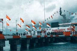 Pengibaran bendera Merah Putih HUT RI Biak bersamaan di bawah laut