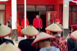 DPC PDIP Sidoarjo gelar upacara HUT ke-80 RI bersama petani