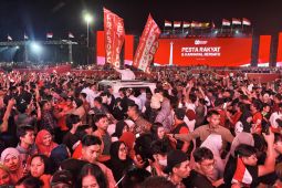 Presiden Prabowo berbaur di tengah kerumunan massa Pesta Rakyat Monas