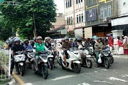 Pengendara berhenti di simpang Kota Jambi saat detik-detik Proklamasi