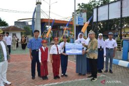 Pelindo Tanjungpandan gelar upacara HUT ke-80 RI dan salurkan beasiswa pendidikan