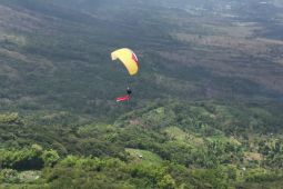 Polres Garut mengibarkan bendera merah putih dengan atraksi paralayang