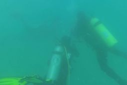 Basarnas Bengkulu kibarkan bendera berukuran besar di dasar laut