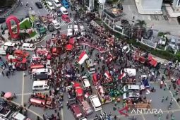 Ribuan relawan-warga Samarinda  khidmat kibarkan merah putih