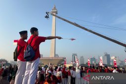 Warga berbusana Merah Putih padati Monas Jakarta saksikan kirab bendera