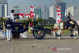 Rombongan kirab bendera bergerak dari Monas ke Istana Merdeka