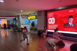 Wisatawan antre untuk ikut lomba 17-an sambil tunggu waktu terbang di Bandara Bali