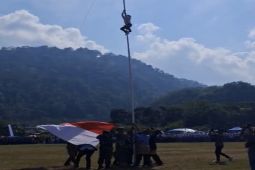 Bocah SDN 1 Waymuli panjat tiang bendera agar merah putih tetap berkibar