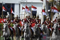 Kirab pengantar bendera Sang Merah Putih-teks proklamasi tiba di Istana