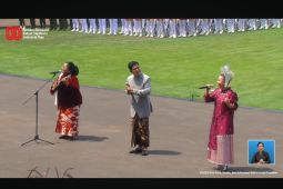 "Berkibarlah Bendera Negeriku" dinyanyikan di Istana