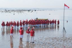 Upacara Penghormatan kepada bendera Merah Putih di Pantai Segara Ayu