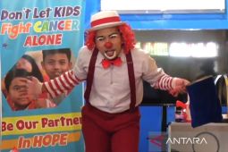 Polisi badut hibur anak-anak penderita kanker saat Hari Kemerdekaan