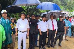 Pemkot Ambon kerahkan alat berat untuk pulihkan akses jalan longsor akibat cuaca ekstrem