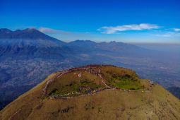 Aksi bentangkan bendera seribu meter di Gunung Penanggungan
