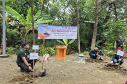 Alumni SMAN 4 Jakarta tanam 1.000 pohon di kawasan Setu Jaktim peringati HUT Ke-80 RI