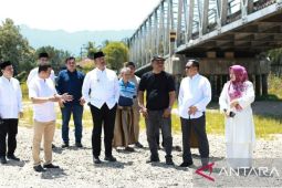 Terancam ambruk, Bupati Madina tinjau kondisi jembatan Nagajuang