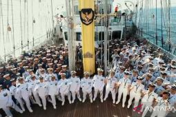 Peserta APCS gelar upacara HUT ke-80 Kemerdekaan RI di atas KRI Bima Suci