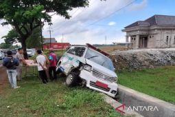 Ambulans membawa pasien rujukan mengalami tabrakan beruntun