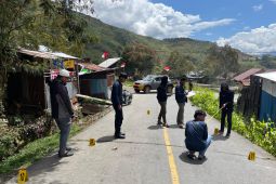Satgas Damai Cartenz olah TKP penembakan Brigpol Ronal Enok di Puncak Jaya
