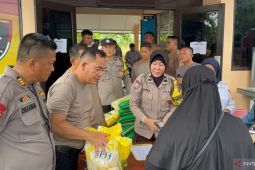 Meski hujan, warga antusias serbu Gerakan Pangan Murah Polsek Sungailiat