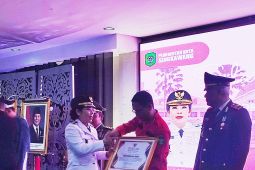 Pemkot Singkawang beri penghargaan kepada tokoh masyarakat dan mitra