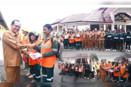 Pemkab Lamandau bagikan daging kurban kepada petugas kebersihan