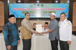 Kejari dan Kemenag Aceh Besar serahkan 80 sertifikat tanah wakaf kepada nazir