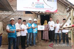 Tangis bahagia Maeni di momen penyalaan Light Up The Dream PLN Banten