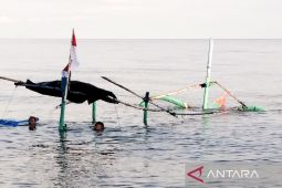 Puluhan perahu layar wisata di Pasir Putih tenggelam dihantam gelombang