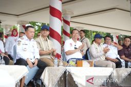 Pawai Kemerdekaan HUT RI ke-80 di Muaro Jambi disaksikan Menteri Transmigrasi