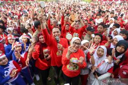 Pemkot Surabaya berikan piagam penghargaan ratusan siswa berprestasi
