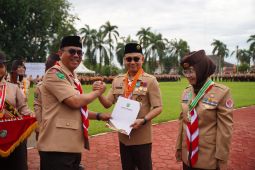 Wali Kota Pontianak terima lencana melati atas dedikasinya untuk pramuka