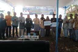 Bupati Bangka Tengah serahkan klaim JKM kepada dua ahli waris nelayan Kurau Barat