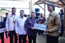 KKP menyerahkan kapal untuk nelayan di Kabupaten Garut